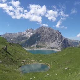Blick über zwei Bergseen zur Schesaplana.