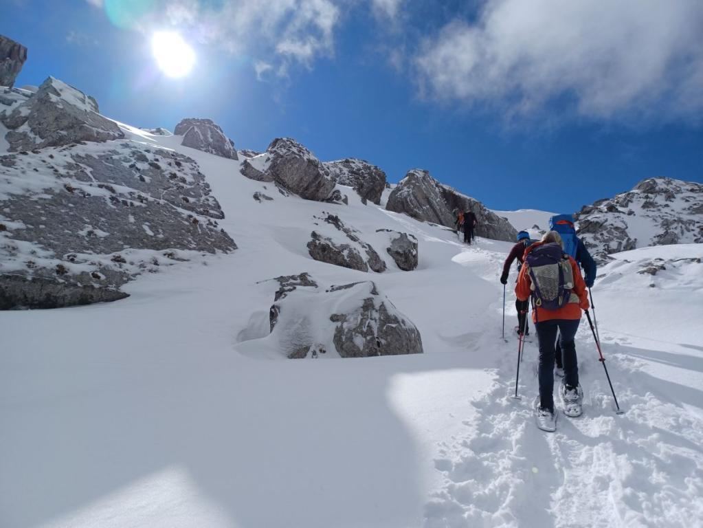 Schneeschuhwanderer im Aufstieg durch das Frümseltal – zwischen den beiden Churfirsten Brisi und Frümsel.