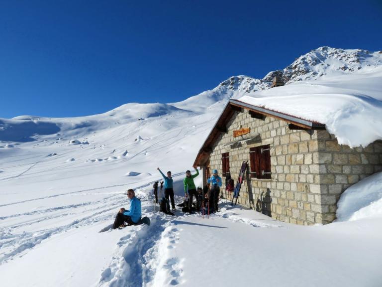 Schneeschuhgruppe bei einer Alphütte am Treichboden