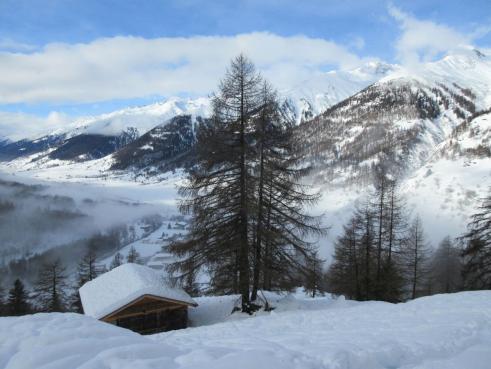 Blick vom Hungerberg ins tiefverschneite Goms