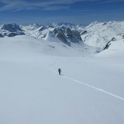 Skitourengängerin zieht ihre Spuren im Aufstieg zum Piz Surgonda