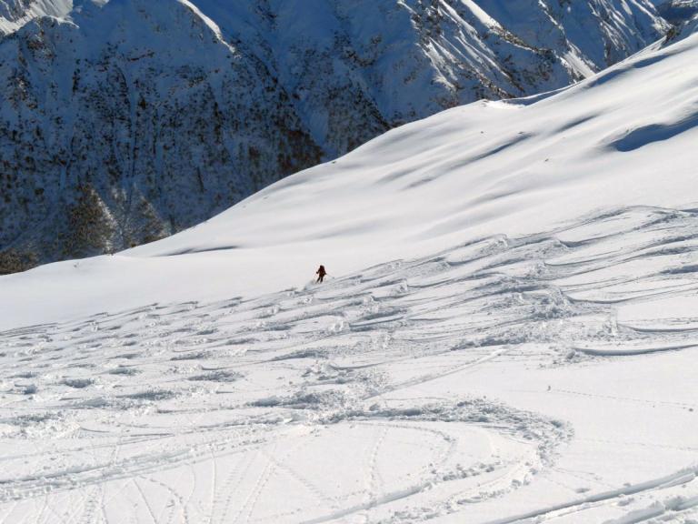 Skitourengenuss pur – Tiefschneeabfahrt durch frischen Pulverschnee